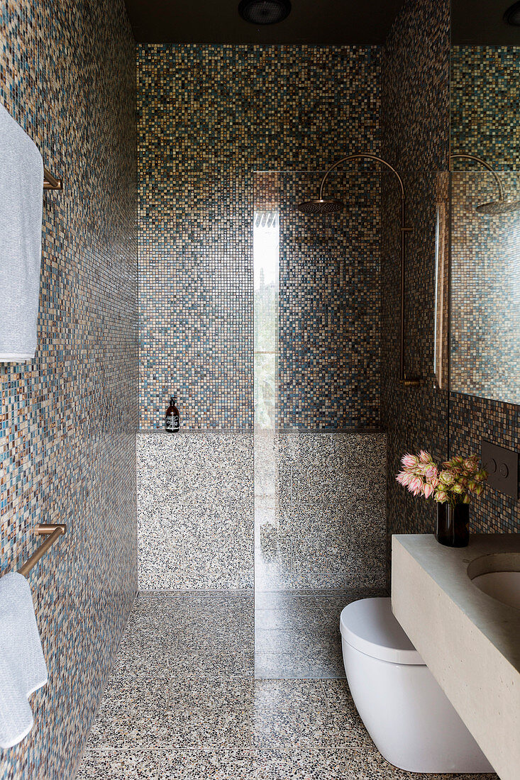 Duschbereich im Badezimmer mit Mosaikfliesen