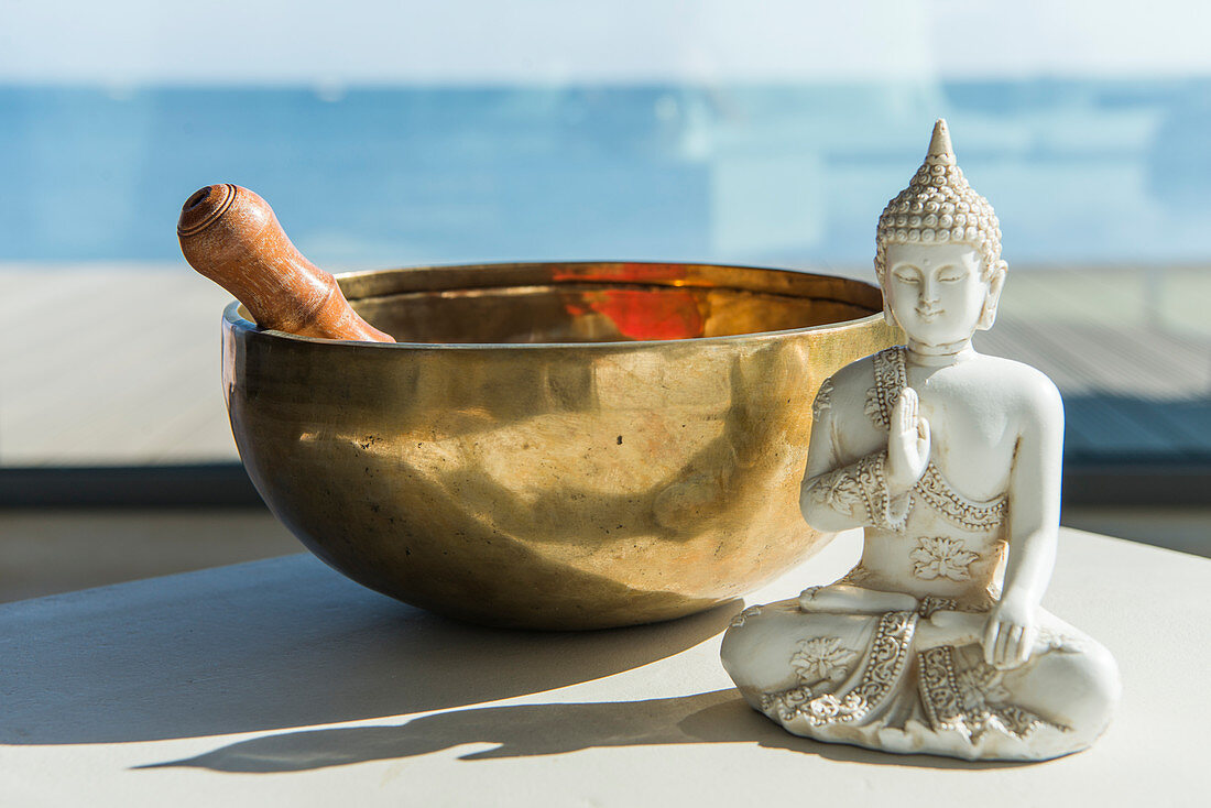 Singing bowl and figurine of Buddha