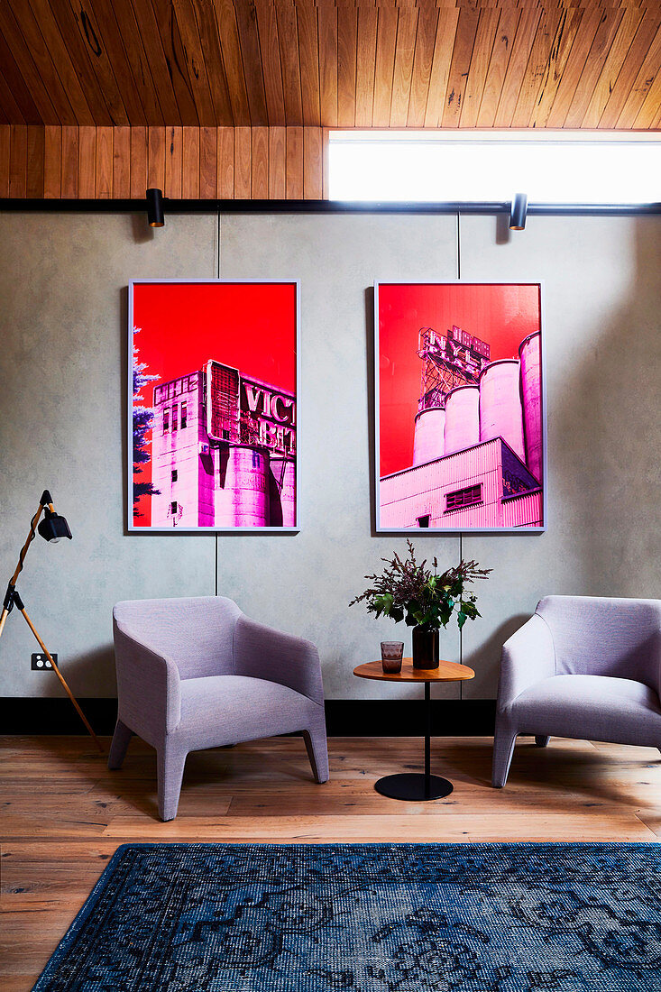 Zwei Fotos in Pink und Rot über zwei Designersesseln