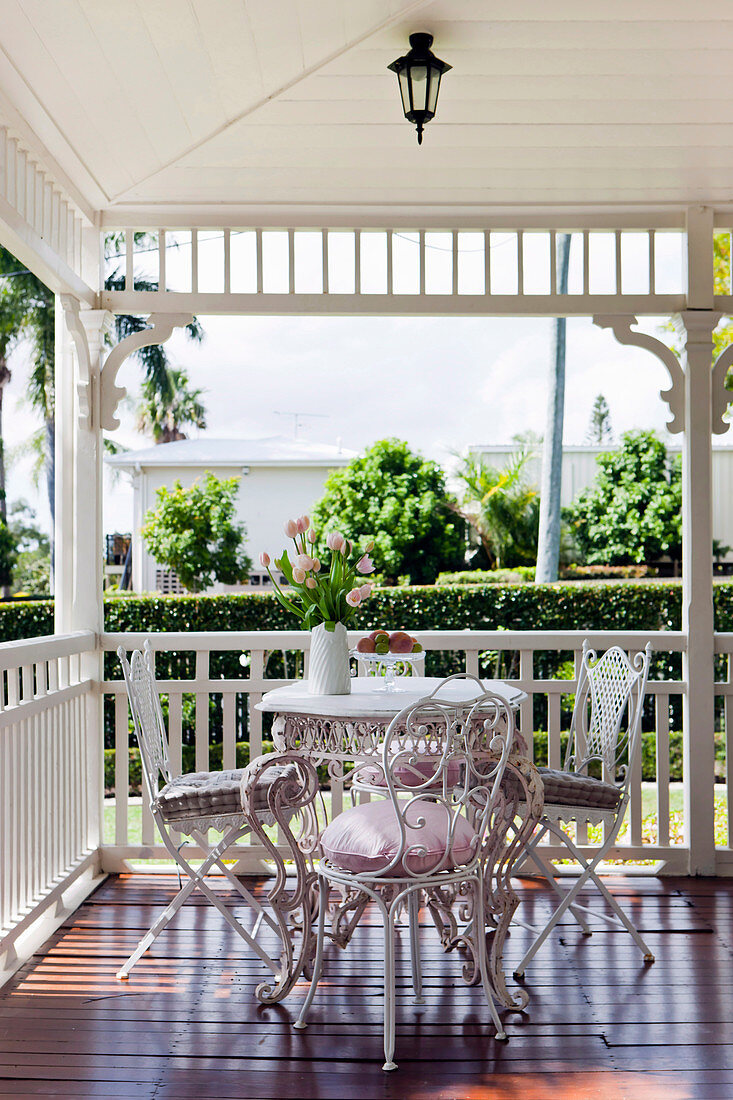 Nostalgische Terrassenmöbel auf Veranda eines Queenslander