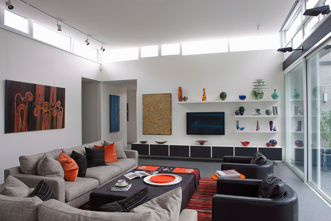 Lounge im Wohnzimmer im Designerstil mit Fensterbändern