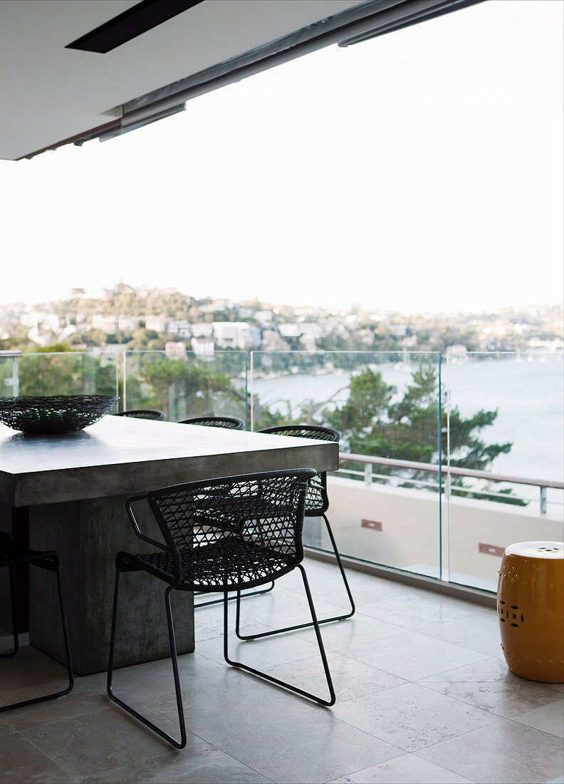 Esstisch auf der Terrasse mit Glasbalustrade und Panorama