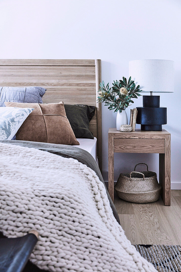 Holzbett und passende Nachtkonsole in Schlafzimmer