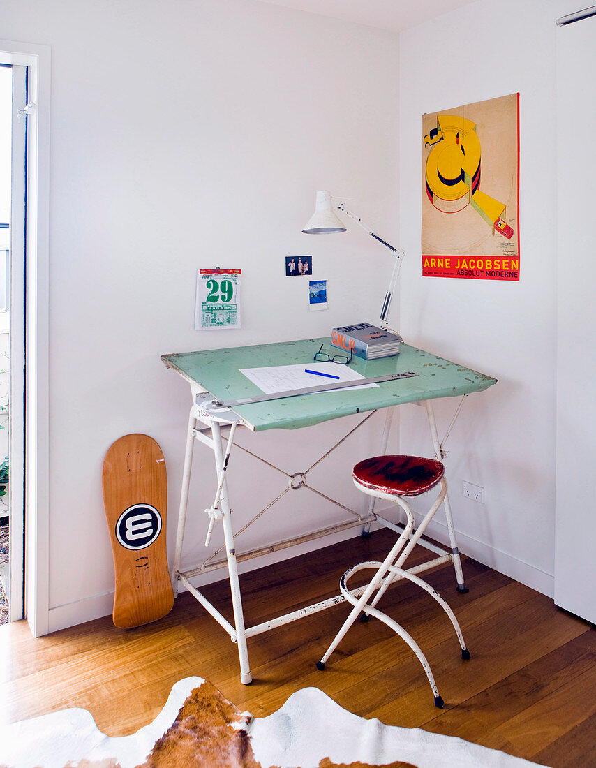 Vintage Schreibtisch mit Hocker in Zimmerecke