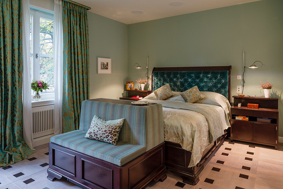 Klassisches Schlafzimmer im Englischen Stil mit grünen Wänden
