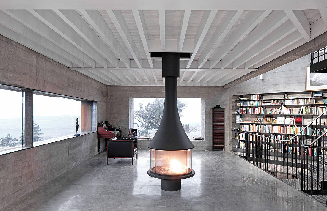 Freistehender Kamin im minimalistischen Architektenhaus