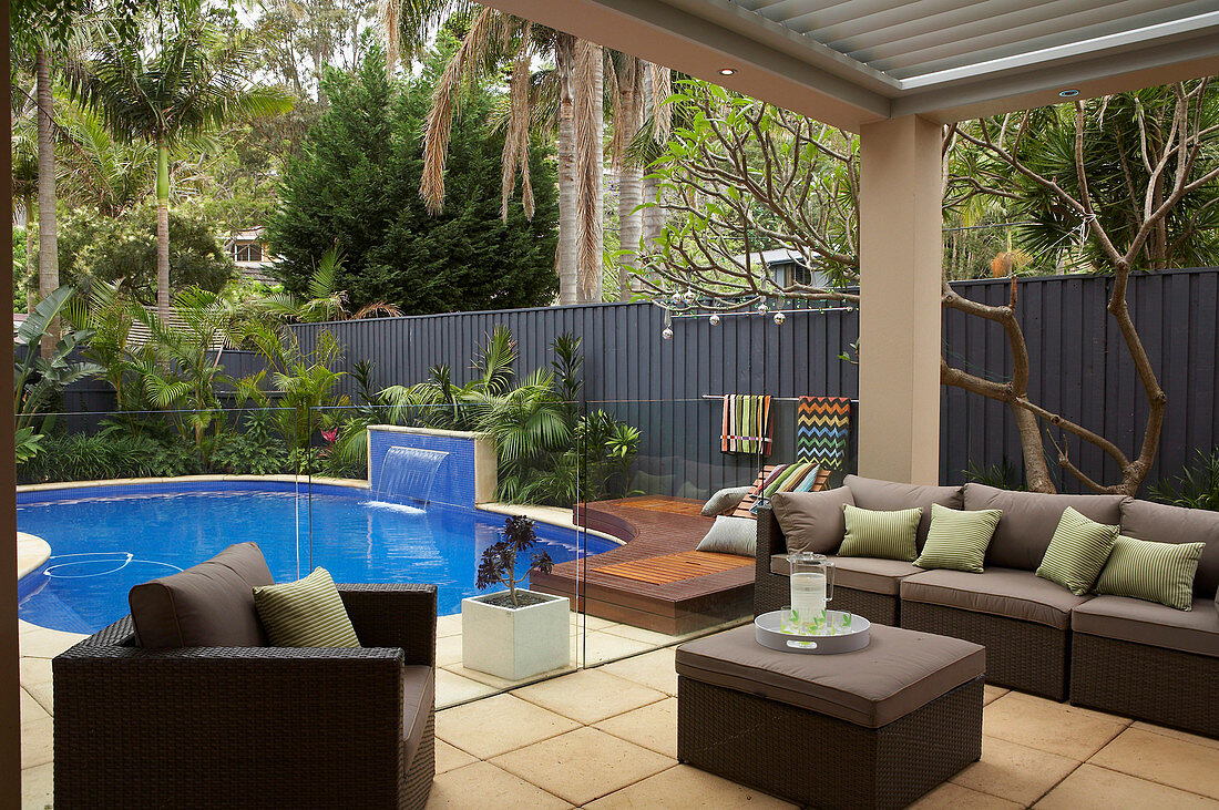 Loungemöbel auf der überdachten Terrasse am Pool