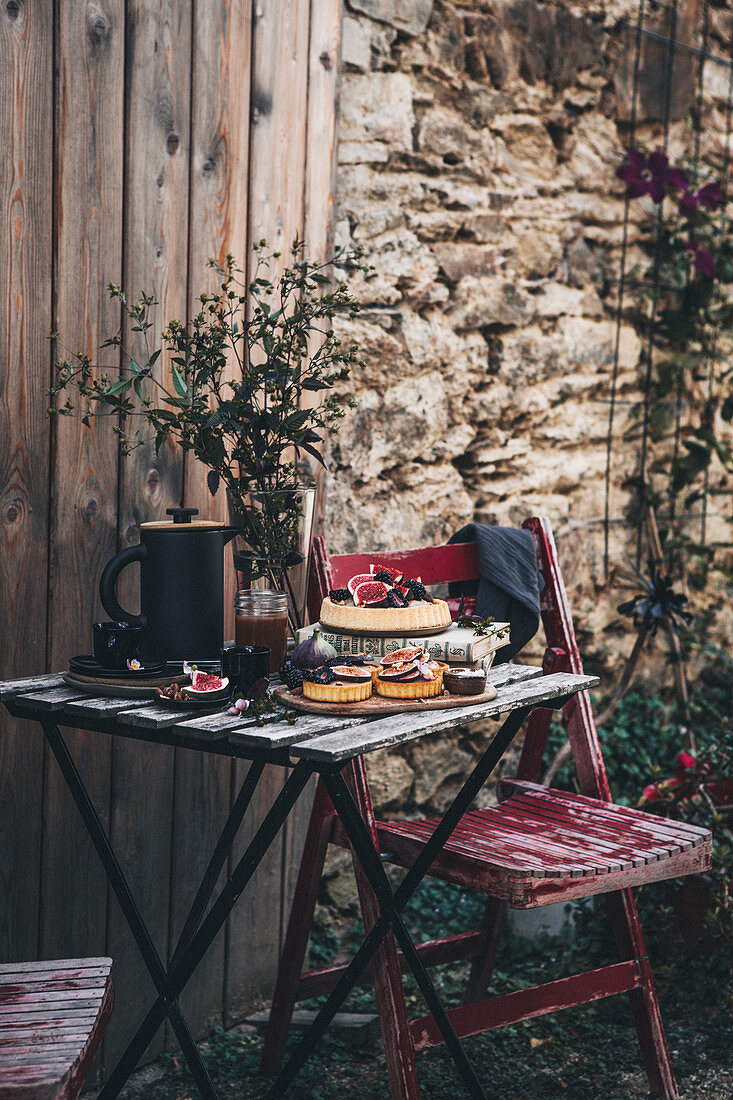 Feigentartes mit Vanillecreme und Salted Caramel auf Holztisch im Garten