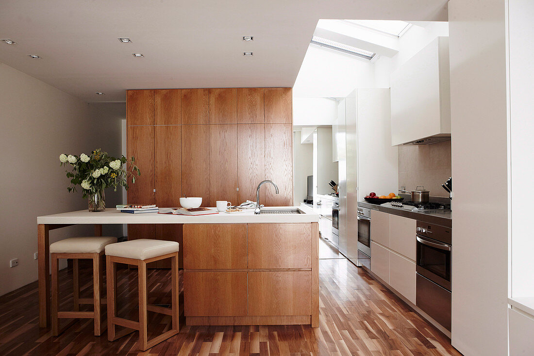 Moderne Wohnküche mit Einbaumöbeln aus Holz