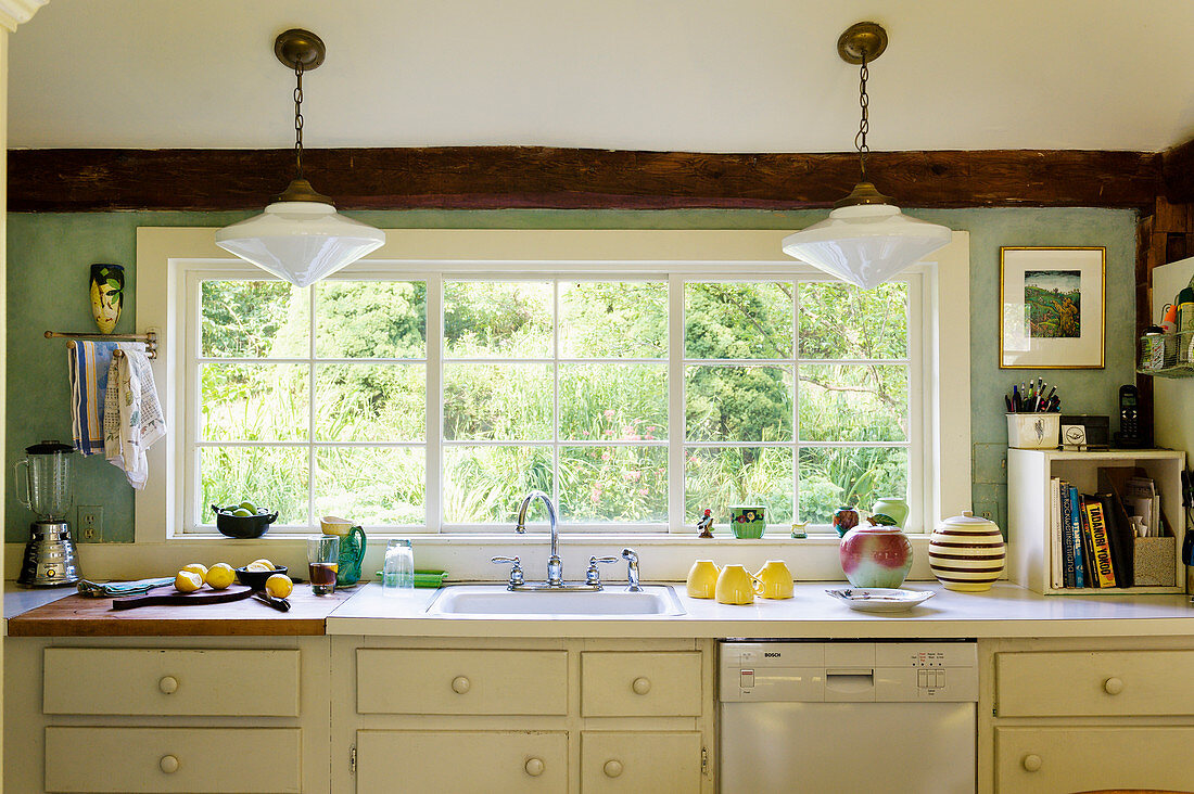 Küche im Landhausstil mit Holzbalken und Sprossenfenster