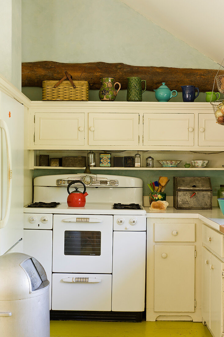 Kleine Küche im Landhausstil mit altem Küchenofen