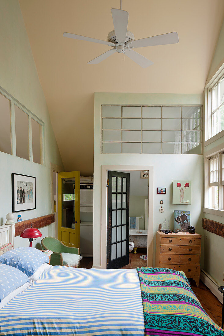 Bad Ensuite mit Sprossenfenster im Schlafzimmer mit hoher Decke