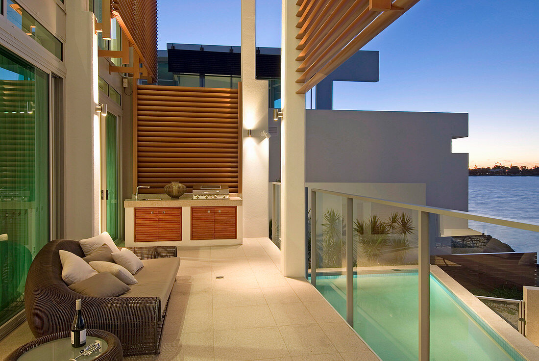 Balkon eines luxuriösen Hauses mit Pool am Meer
