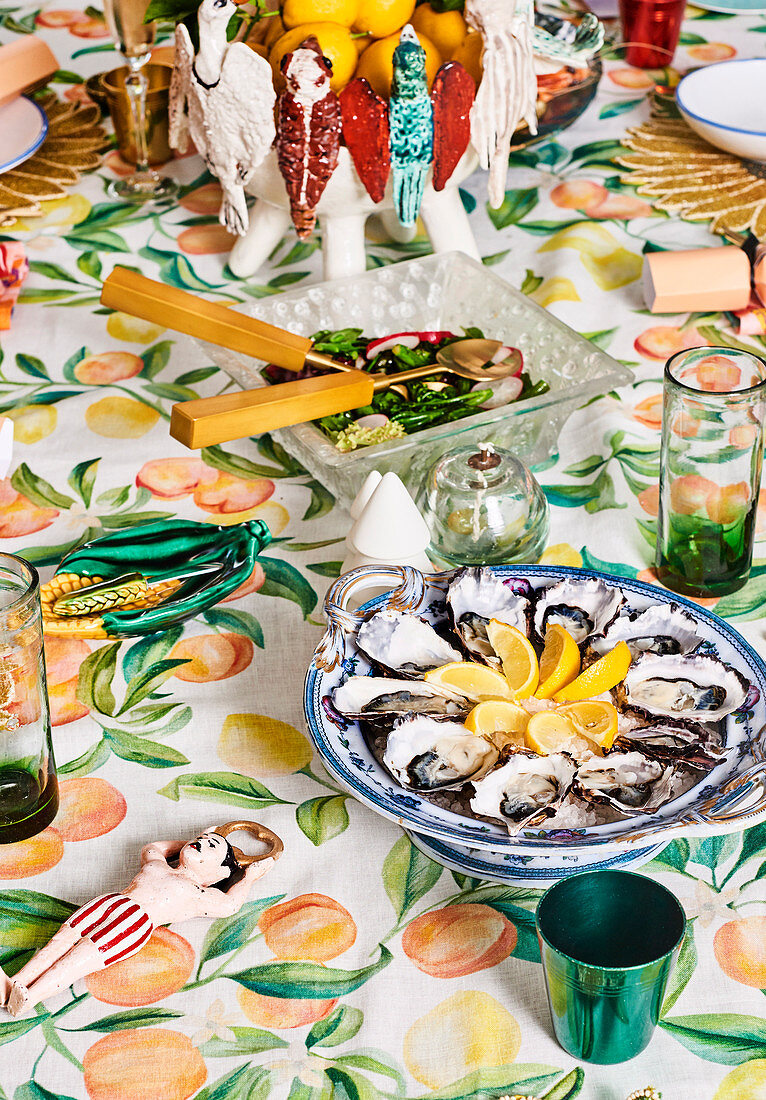 Farbenfroh weihnachtlich dekorierter Esstisch mit mediterranem Obstmotiv-Tischtuch