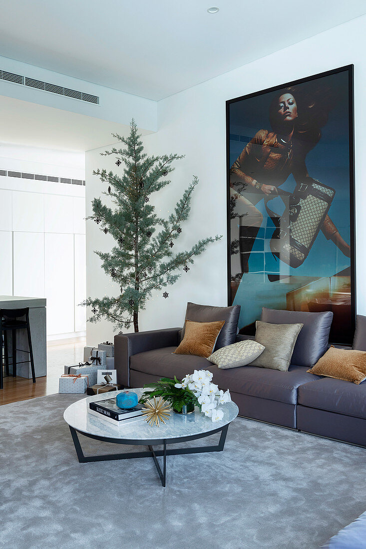 Modefotografie überm Sofa im Wohnzimmer mit Weihnachtsbaum