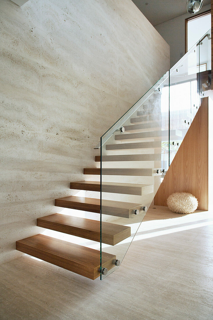 Holztreppe mit Glasgeländer in ökologischem Architektenhaus