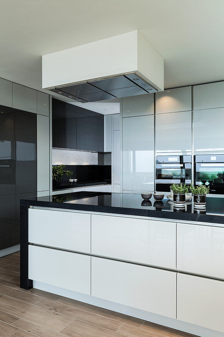 Moderne Küche in Schwarz und Weiß mit Hochglanzfronten