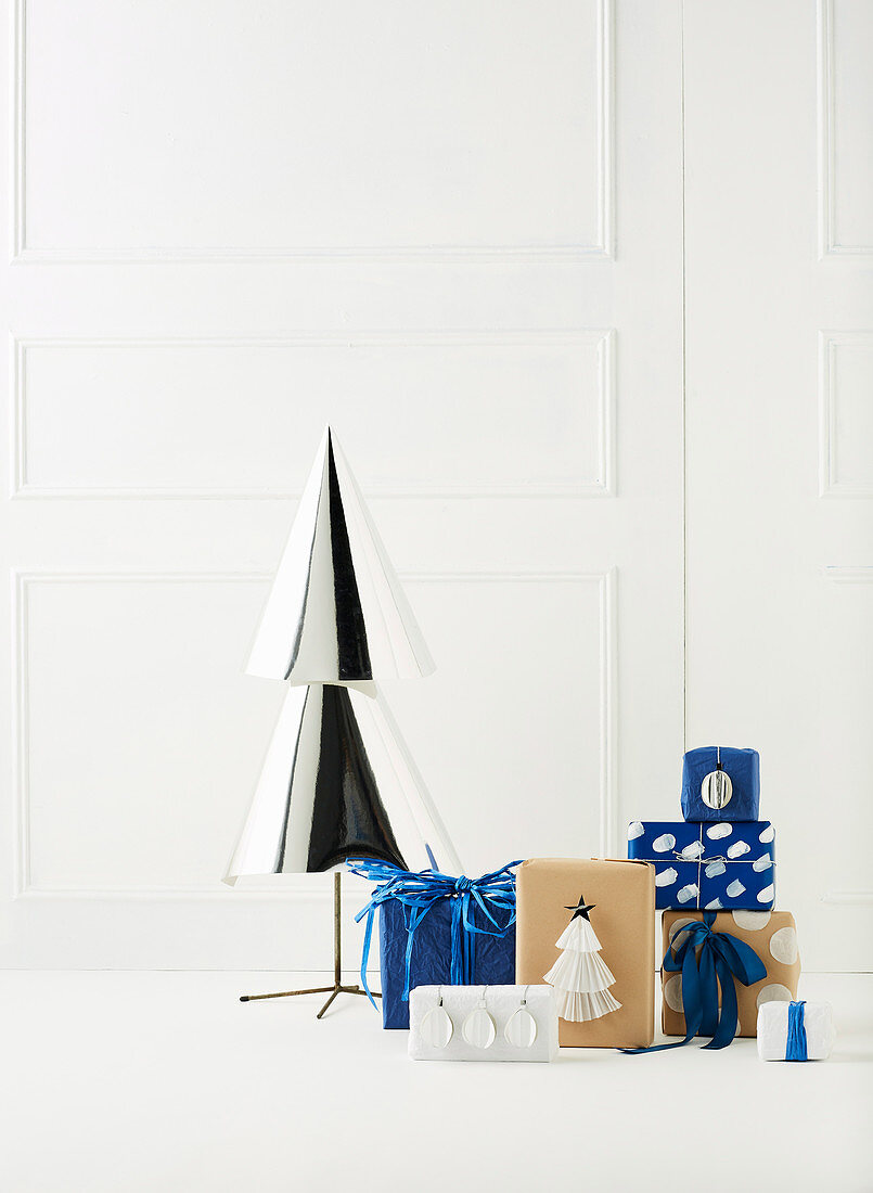 DIY-Weihnachtsbäumchen aus Papier und verpackte Weihnachtsgeschenke