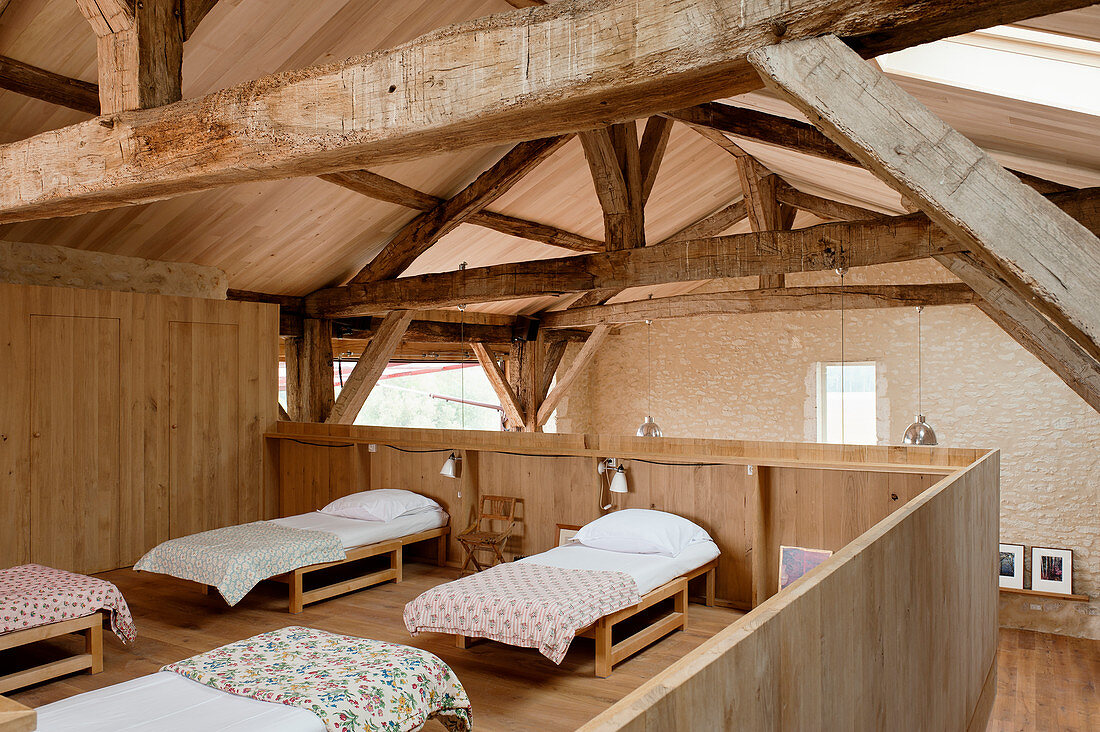 Schlafplätze auf Galerie in umgebauter renovierter Scheune