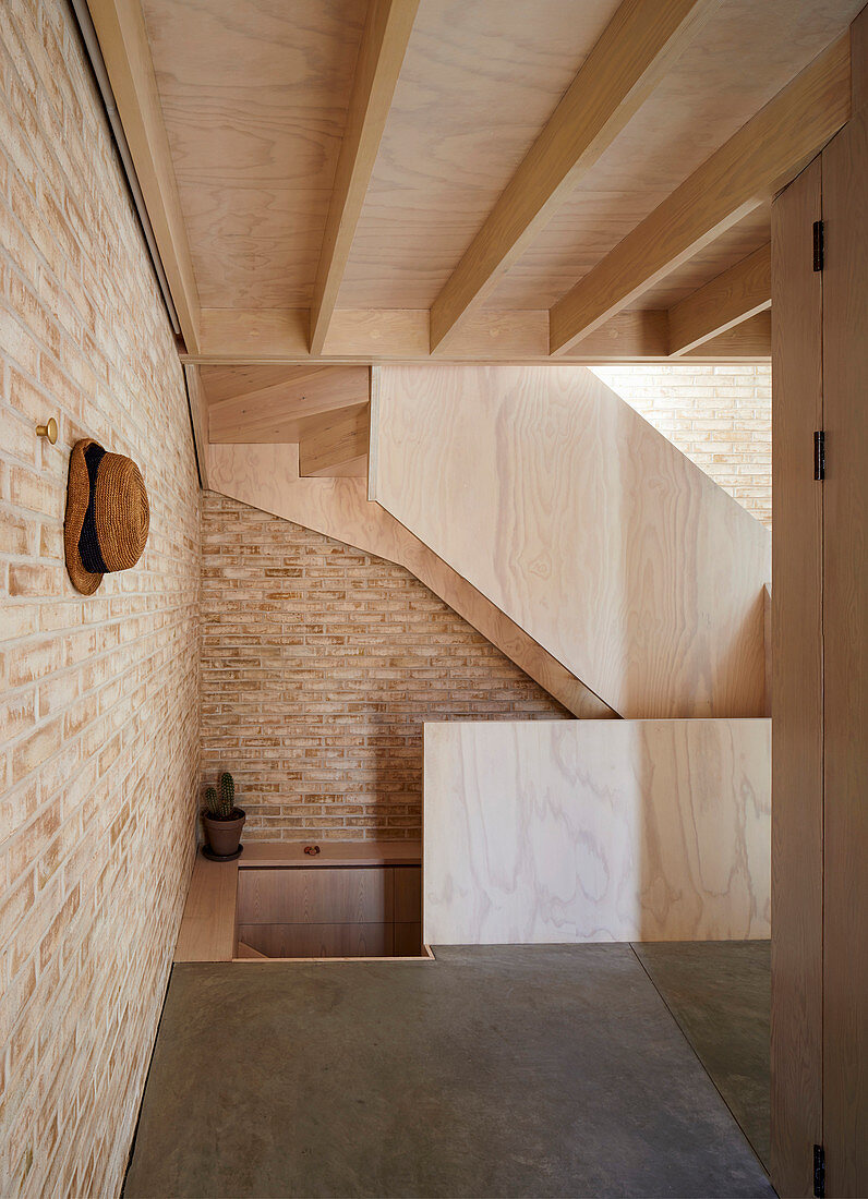 Treppenhaus mit Holzverkleidung und Ziegelwand