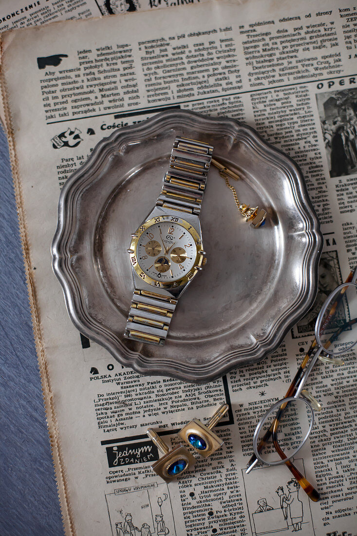 Alte Zeitung, Vintage Zinnteller, Armbanduhr, Schmuck und Brille