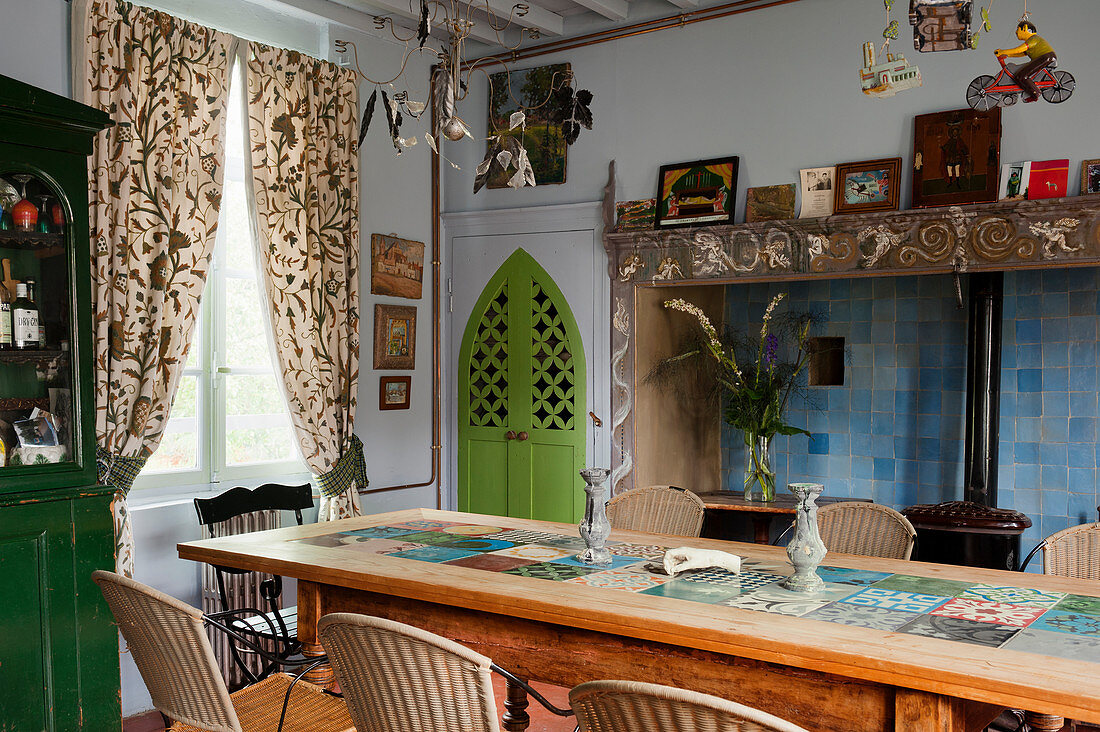 Rustikales Esszimmer mit antiker Kaminnische und Holztisch