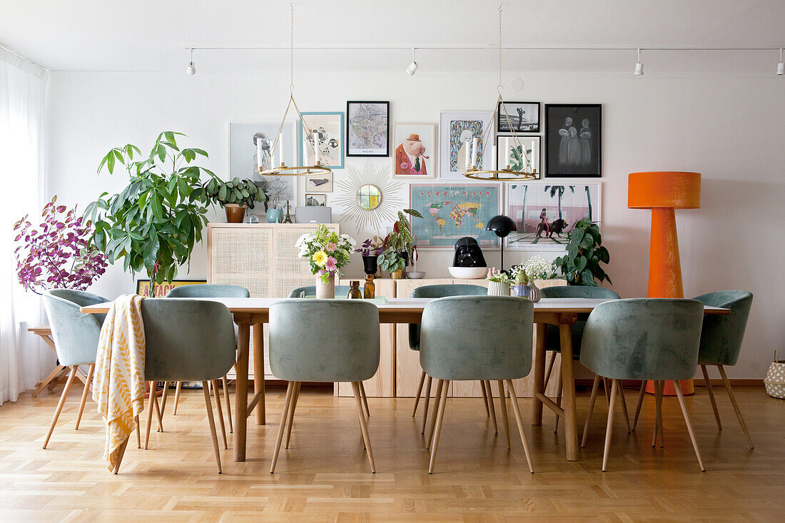 Polsterstühle am langen Tisch im Esszimmer im Retro-Stil