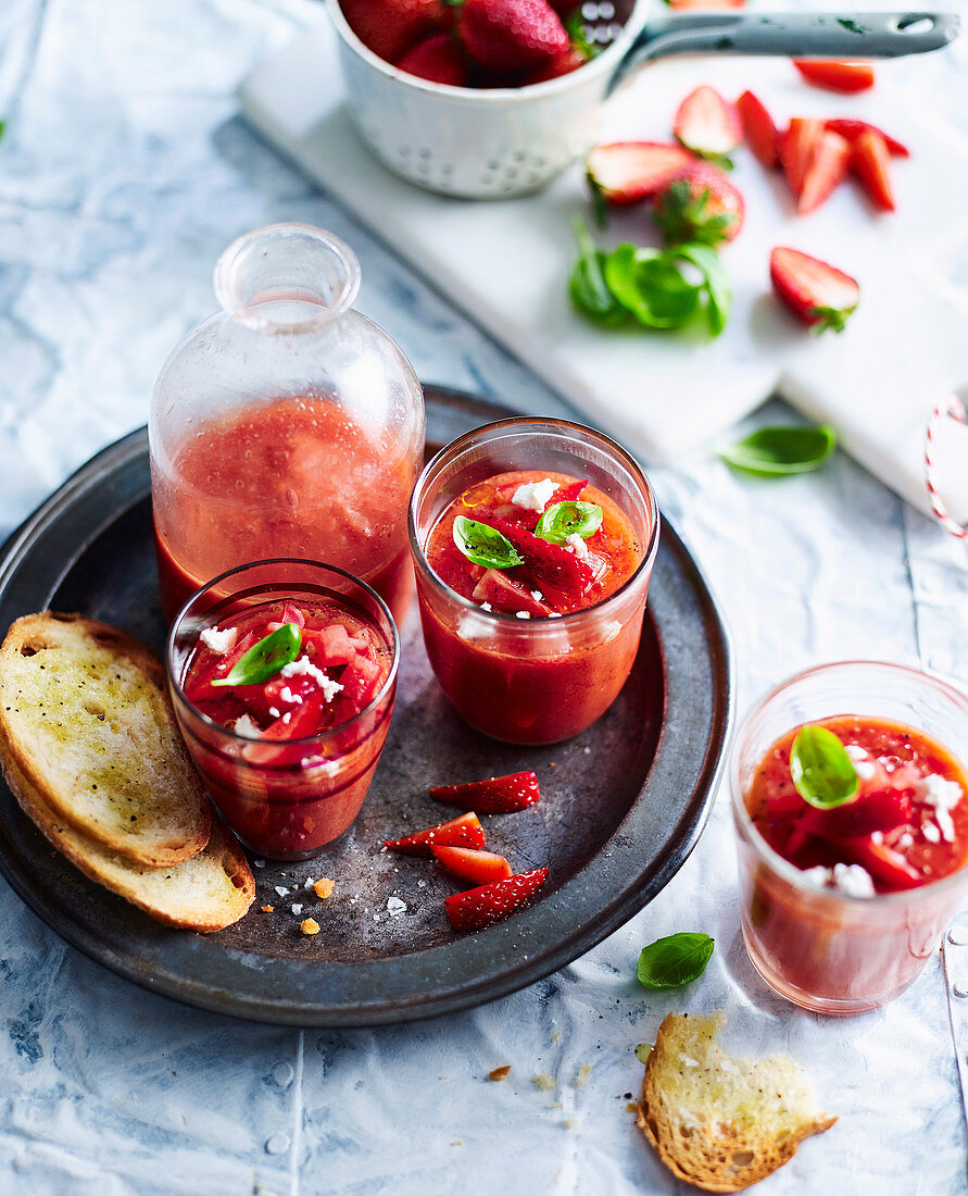 Tomaten-Erdbeer-Gazpacho – Bild kaufen – 12611251 living4media