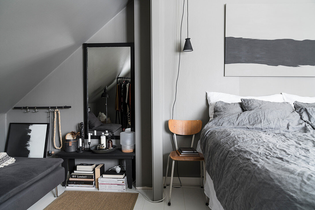 Schlafzimmer in Grau mit Sofa unter der … – Bild kaufen – 20 ...