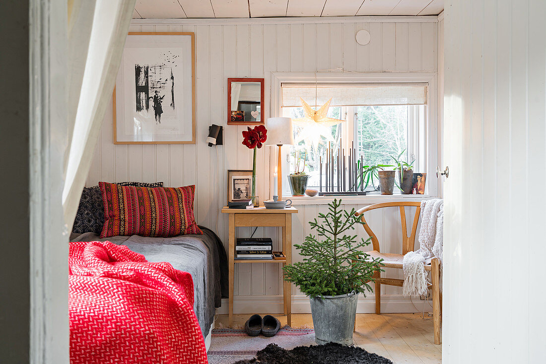 Gemütliches, sonniges kleines Schlafzimmer im skandinavischen Stil