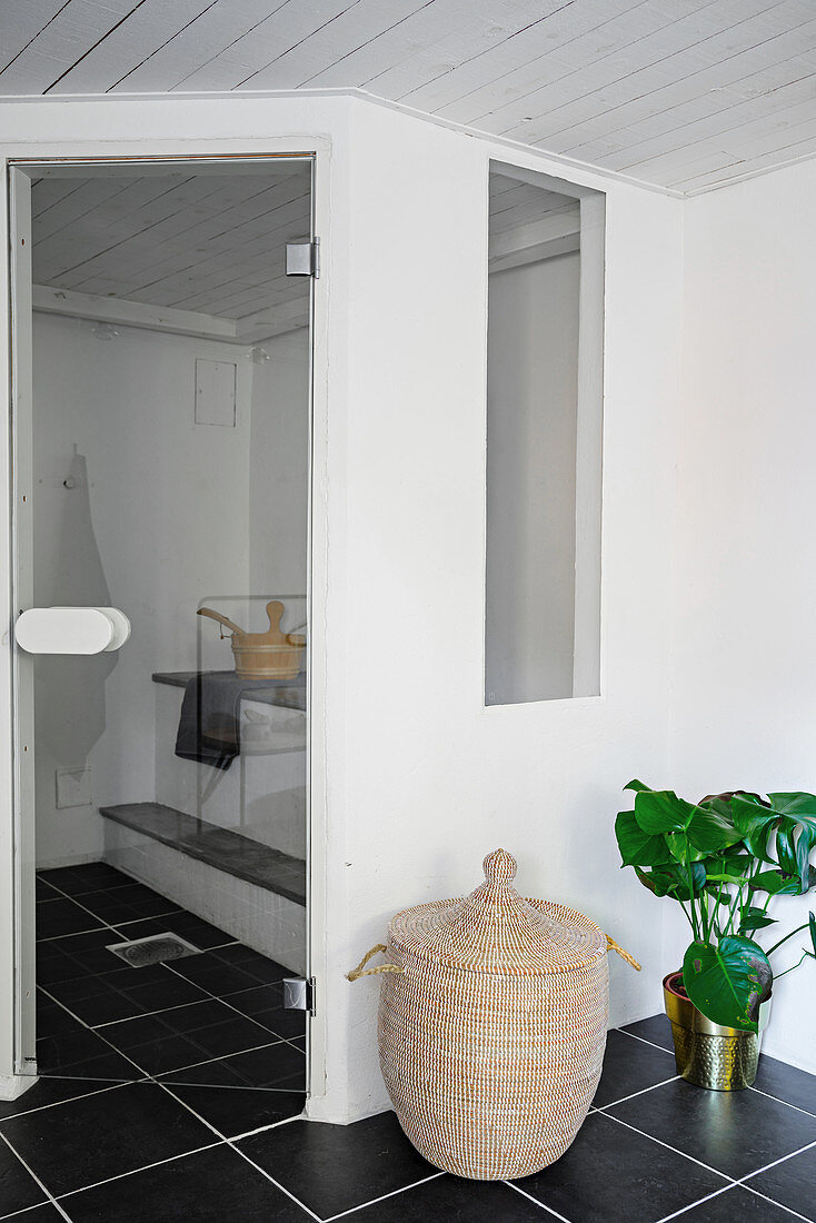 Gemauerte Sauna mit Glastür und Fenster im modernen Bad