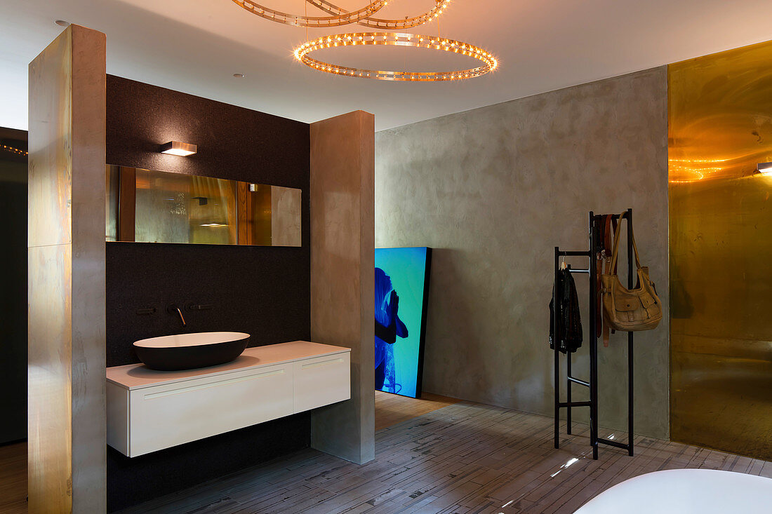 Modernes Luxus-Bad mit Beton-Wänden