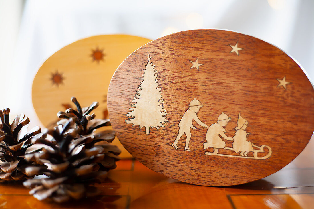 Holzkästchen mit Intarsie und Weihnachtsdekoration