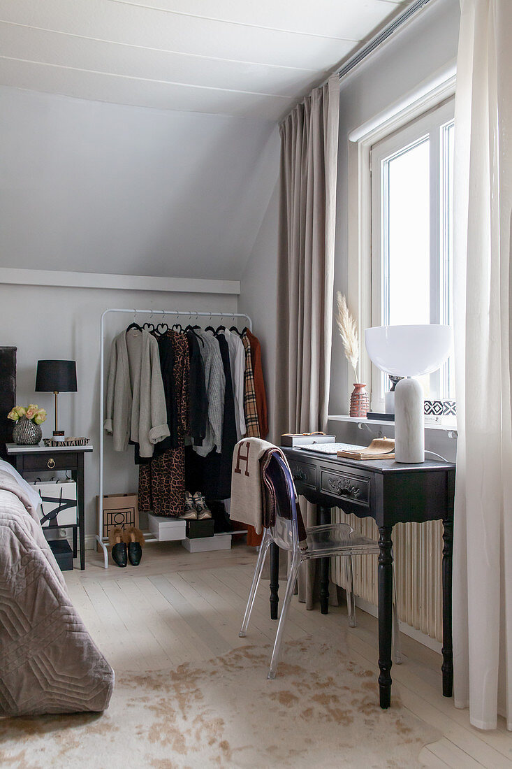 Transparenter Stuhl am Konsolentisch im Schlafzimmer