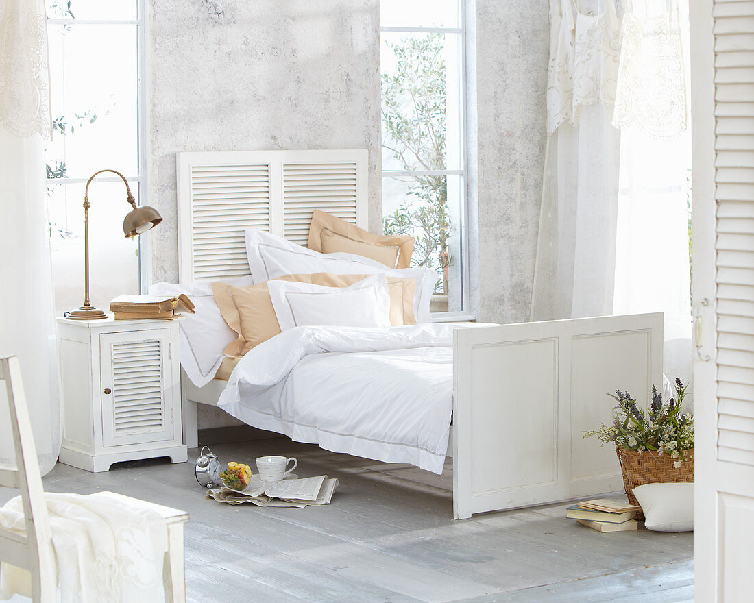 Sommerliches Schlafzimmer mit weißen Landhausmöbeln