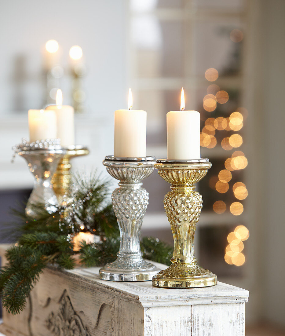 Funkelnde Kerzenständer in Silber und Gold als Weihnachtsdeko