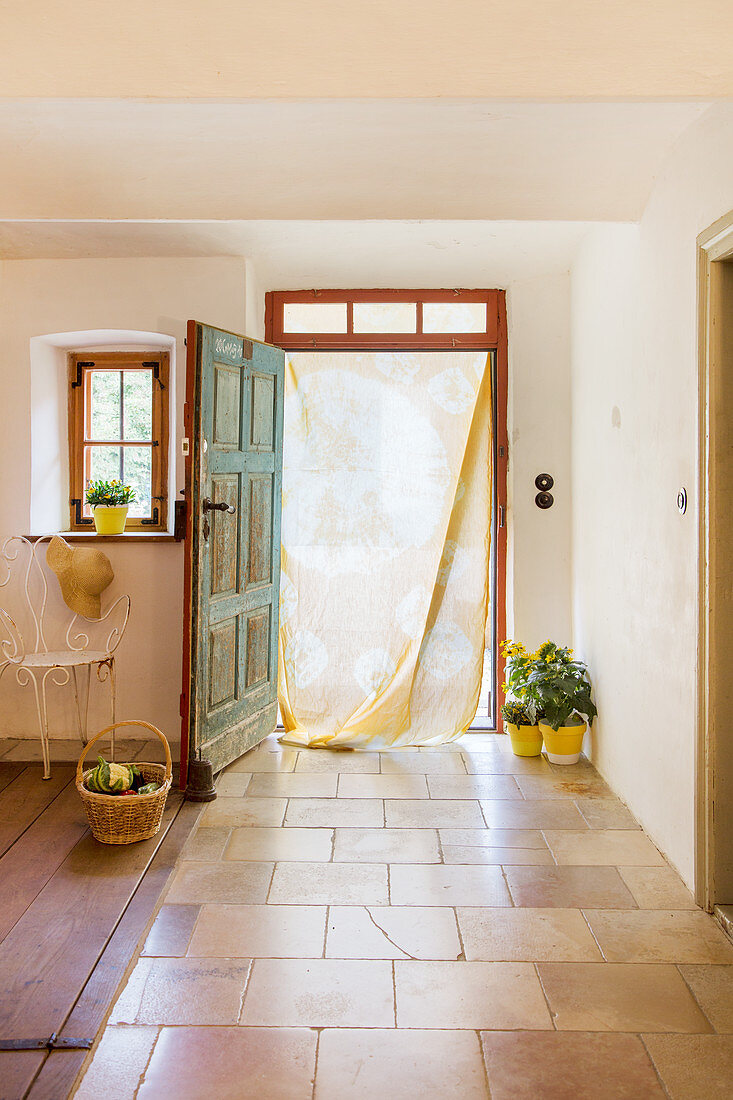 Gebatikter Vorhang in der offenen Tür zu sommerlichen Landhaus