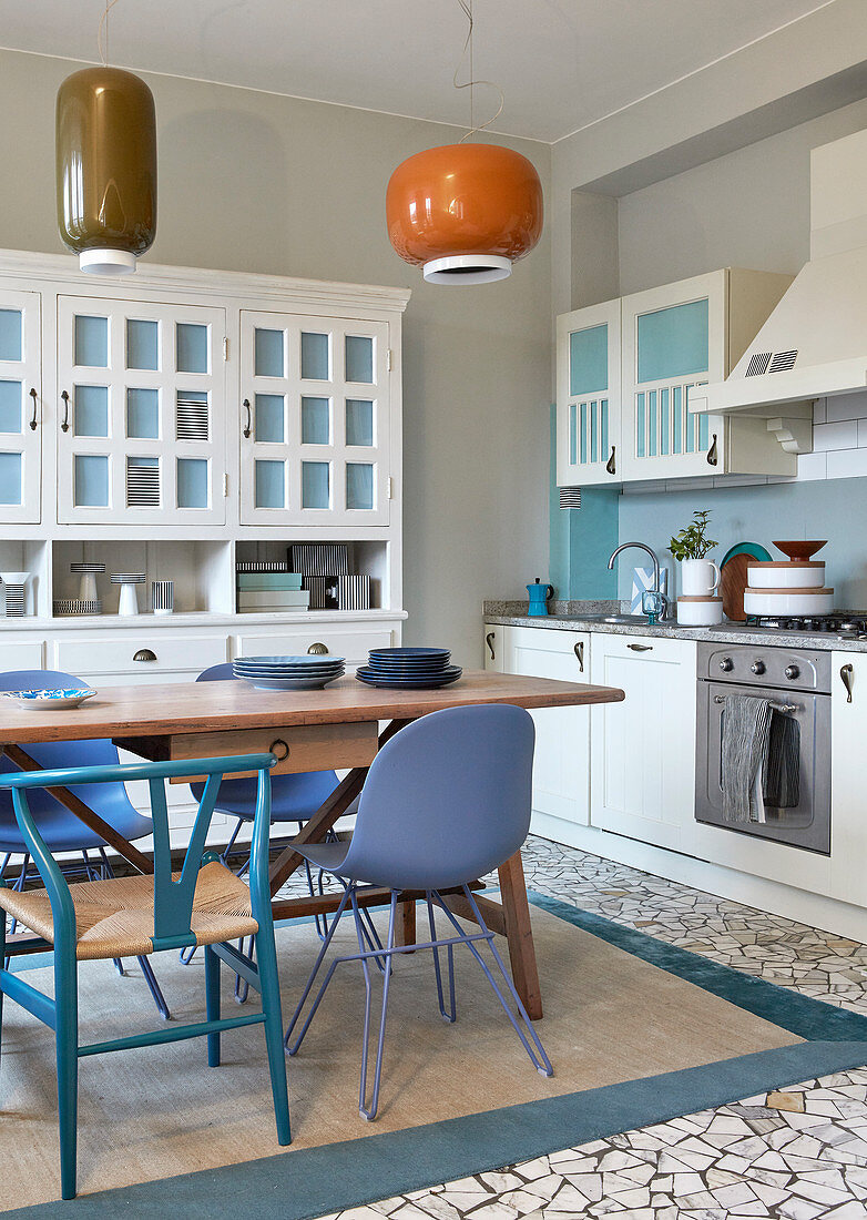 Weiß-blaue Wohnküche mit Hängeleuchten im Fifitiesstil