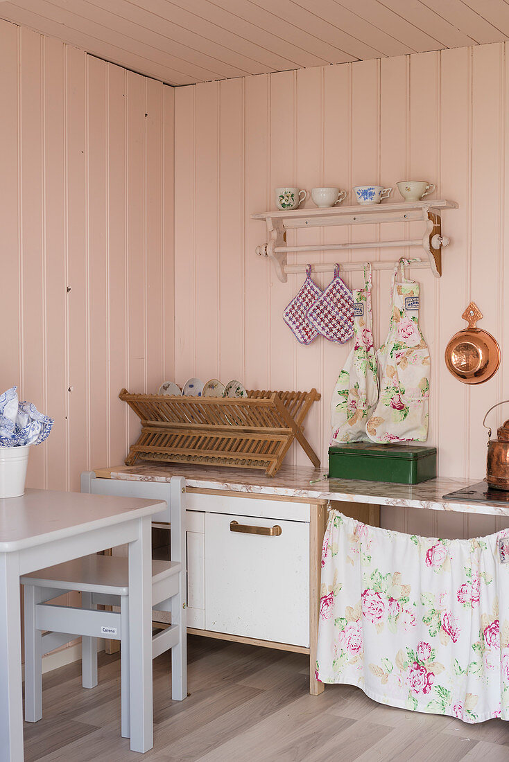 Kinderküche im Spielhaus mit rosa Wänden