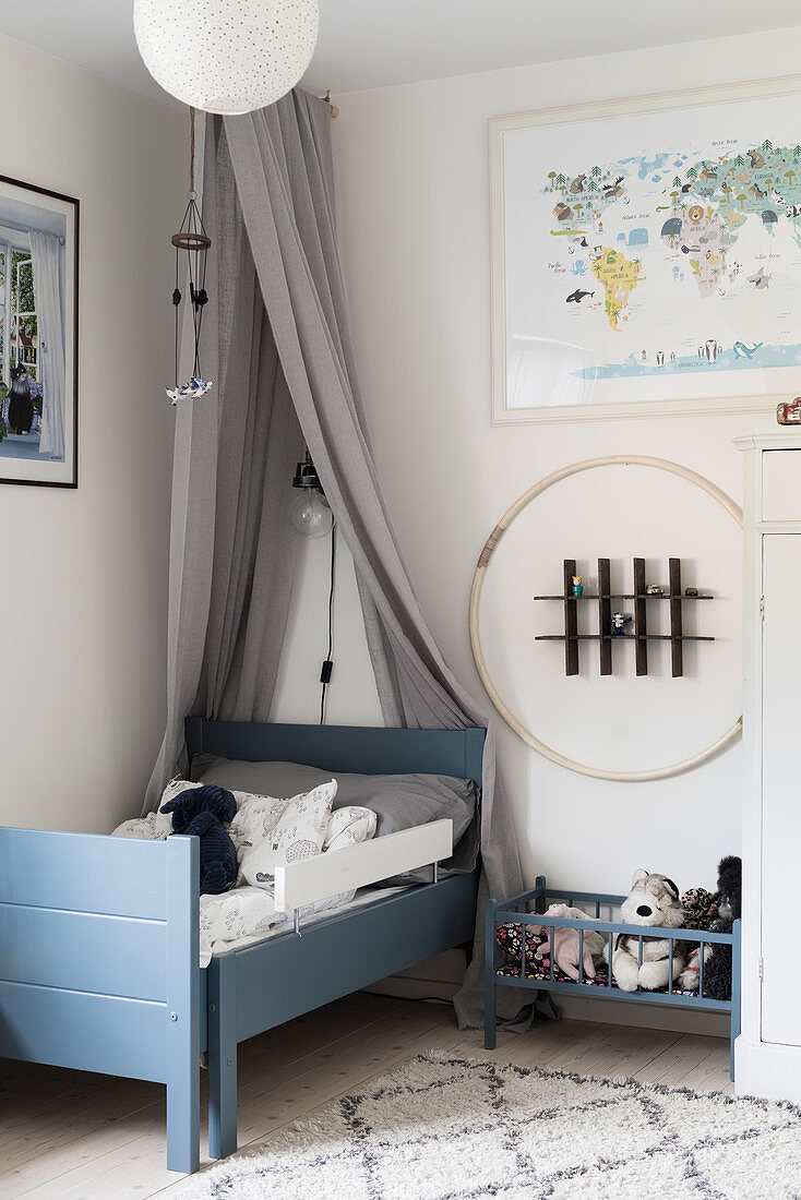 Expandable bed in blue and grey nursery