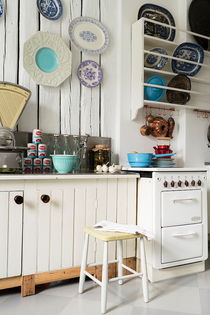 Vintage-Küche mit offenem Tellerregal und Wandtellern als Dekoration