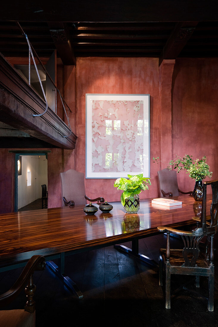 Tisch mit polierter Platte und antiken Holzstühlen in restauriertem Antwerpener Wohnhaus