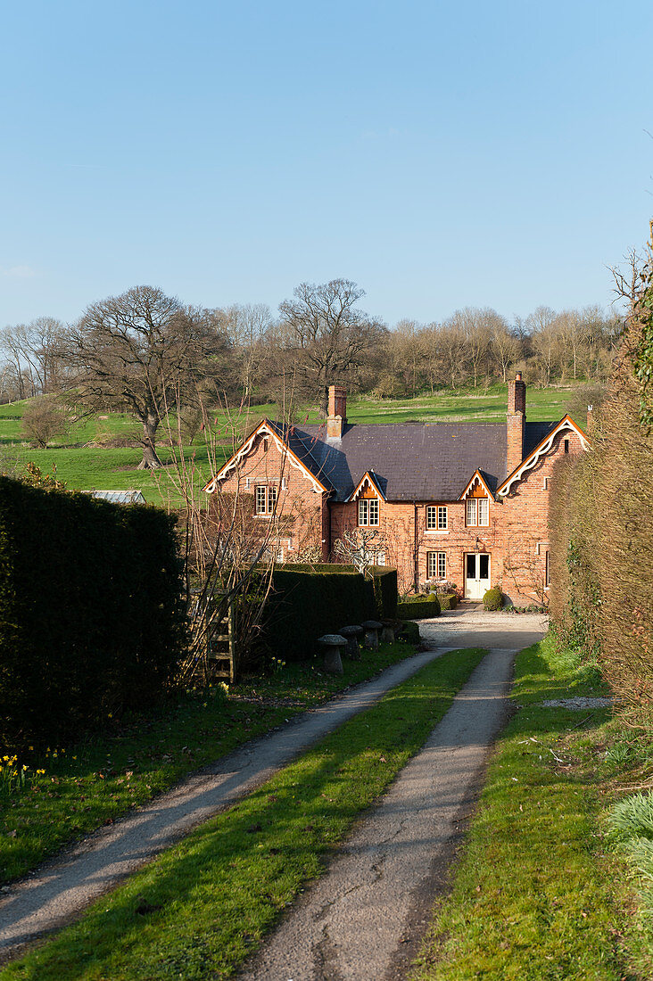 Blick auf englisches Landhaus mit viktorianischer Giebelfassade (Wiltshire, England)