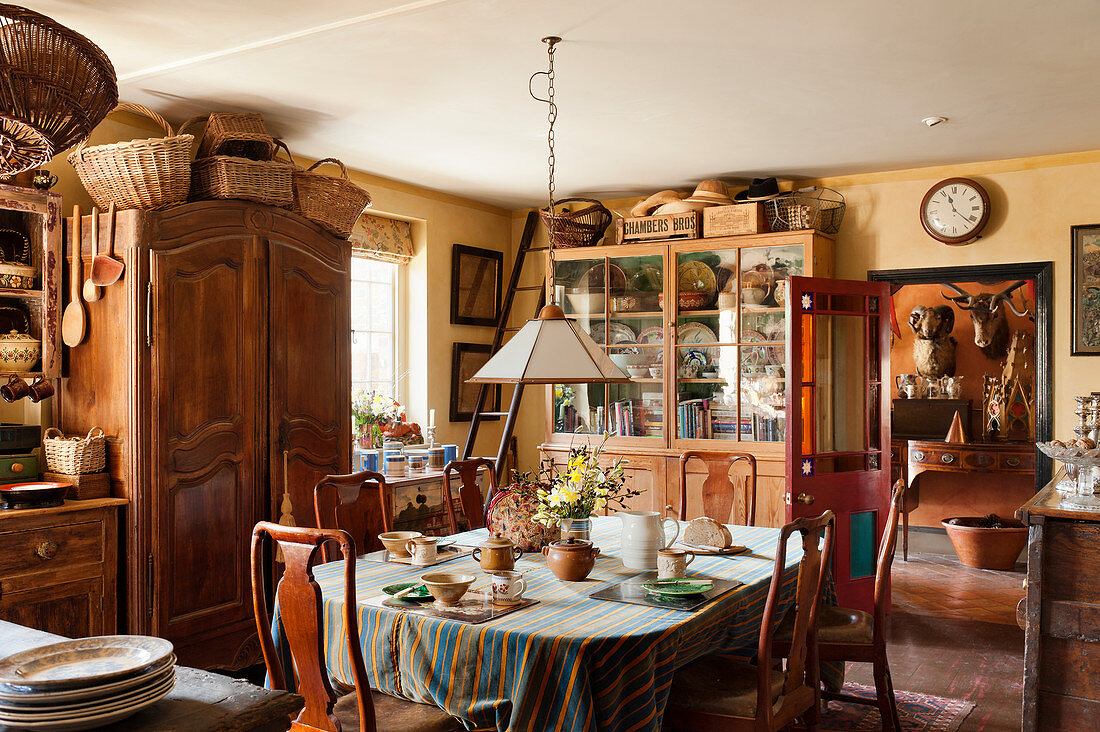 Englische Landhausküche mit alten Holzmöbeln
