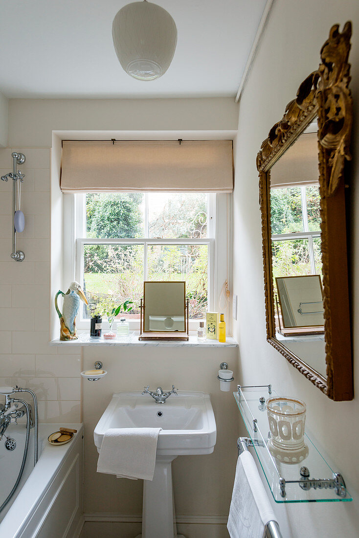 Schmales Badezimmer im Edwardian Stil mit Waschbecken vorm Fenster