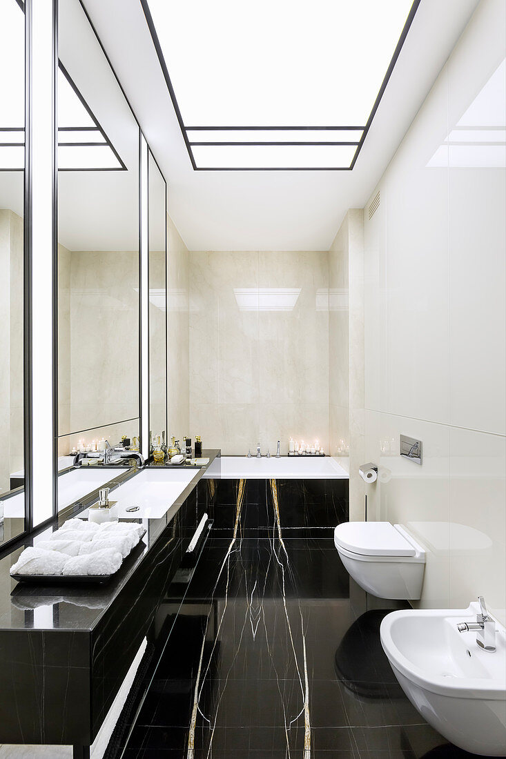 Elegantes Badezimmer mit schwarzem Marmor