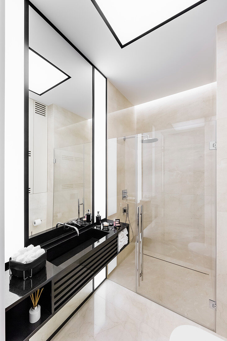Elegantes Badezimmer mit begehbarer Dusche