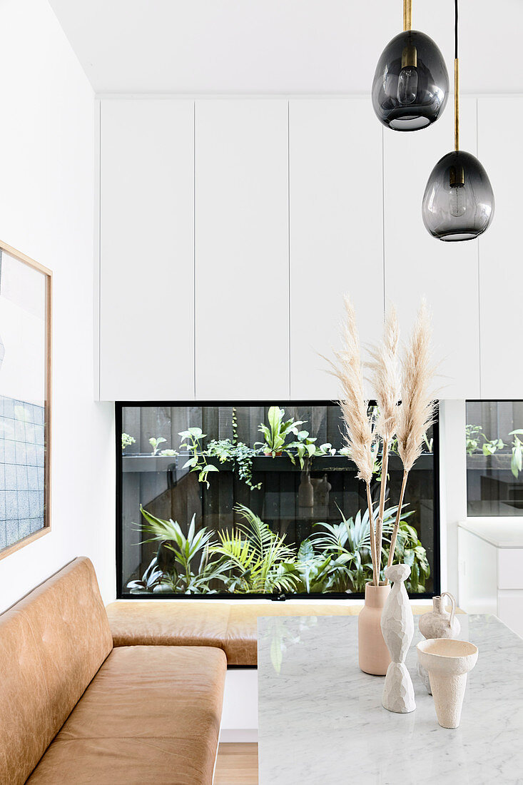 Eingebautes Terrarium für Pflanzen als Wanddekoration in modernem Wohnraum