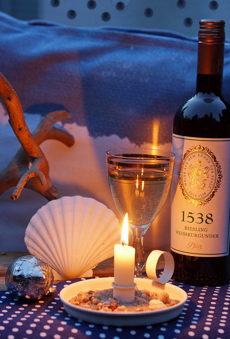 Abendstimmung mit Weißwein, Kerzenlicht und maritimer Dekoration