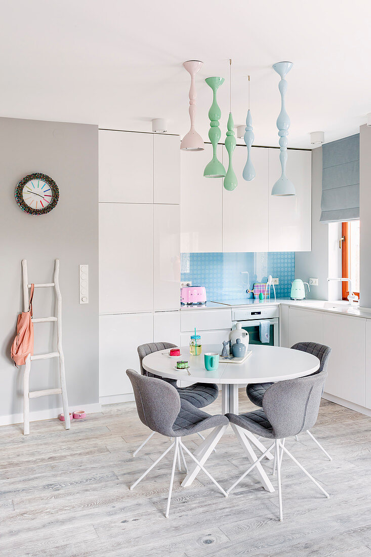 Moderne Wohnküche mit Essplatz und Akzenten in Pastell
